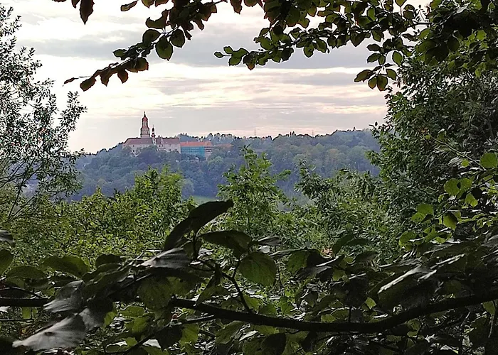 Briza, Vyhled Na Zamek